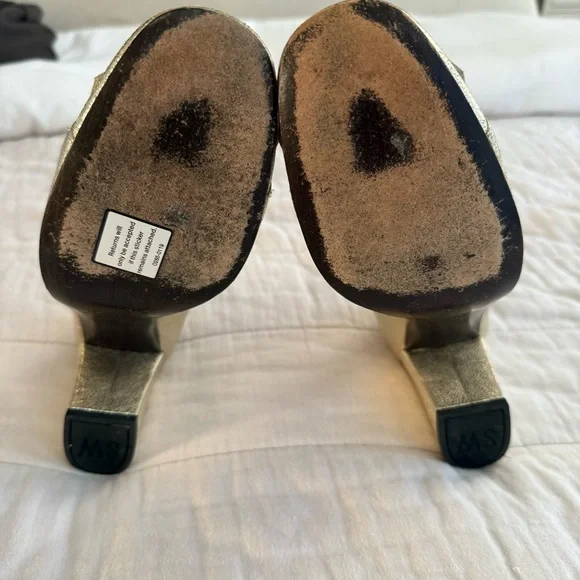 Stuart Weitzman Gold Textured Heels with Fringe Bow - Picture 6 of 6